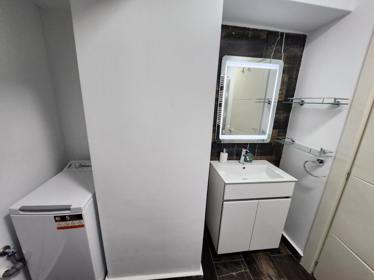 Near Airport 2 Rooms Apartments In Himson Iasi Exterior photo